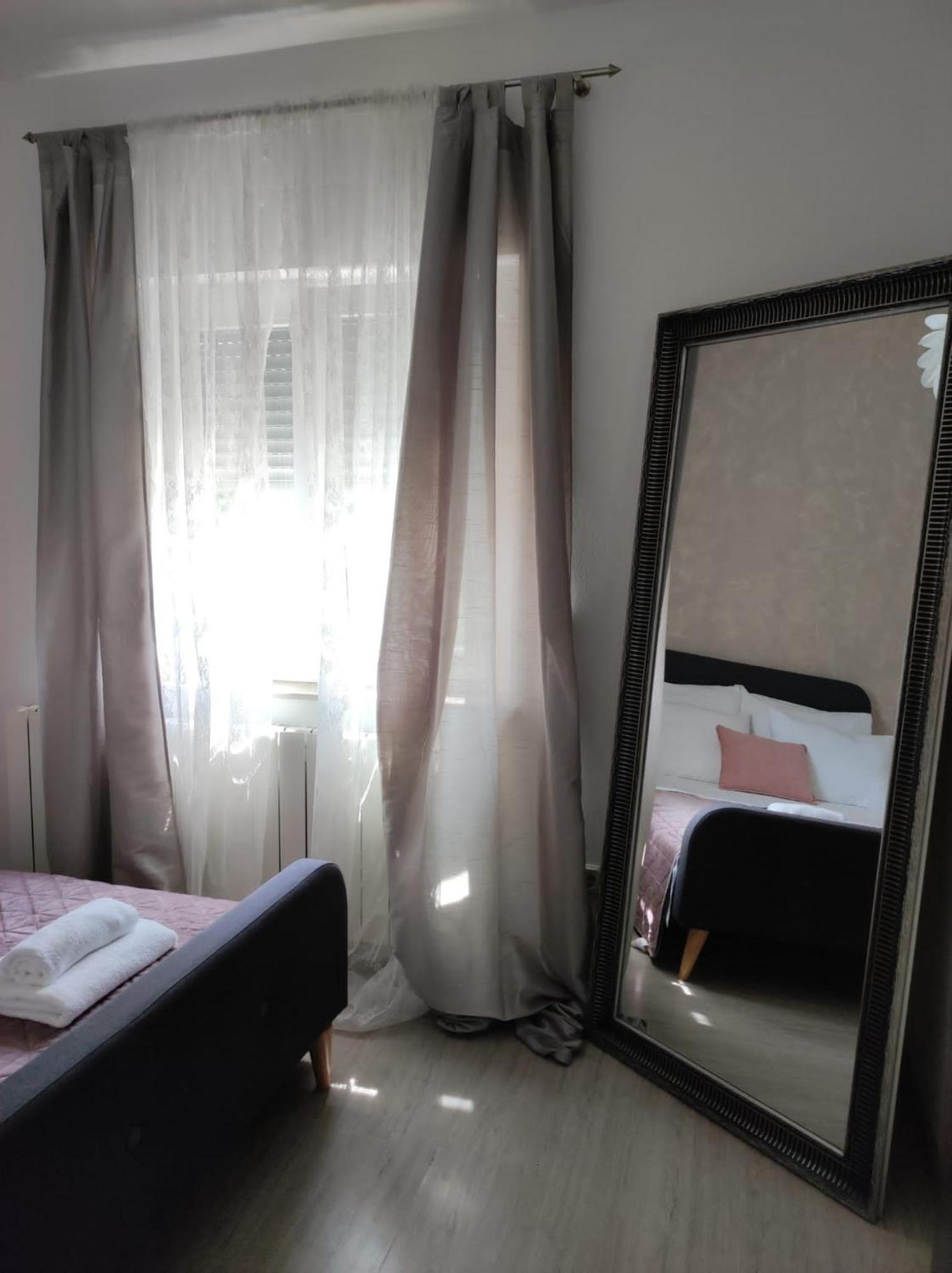 Apartman Debora Sa Privatnim Bazenom 풀라 외부 사진