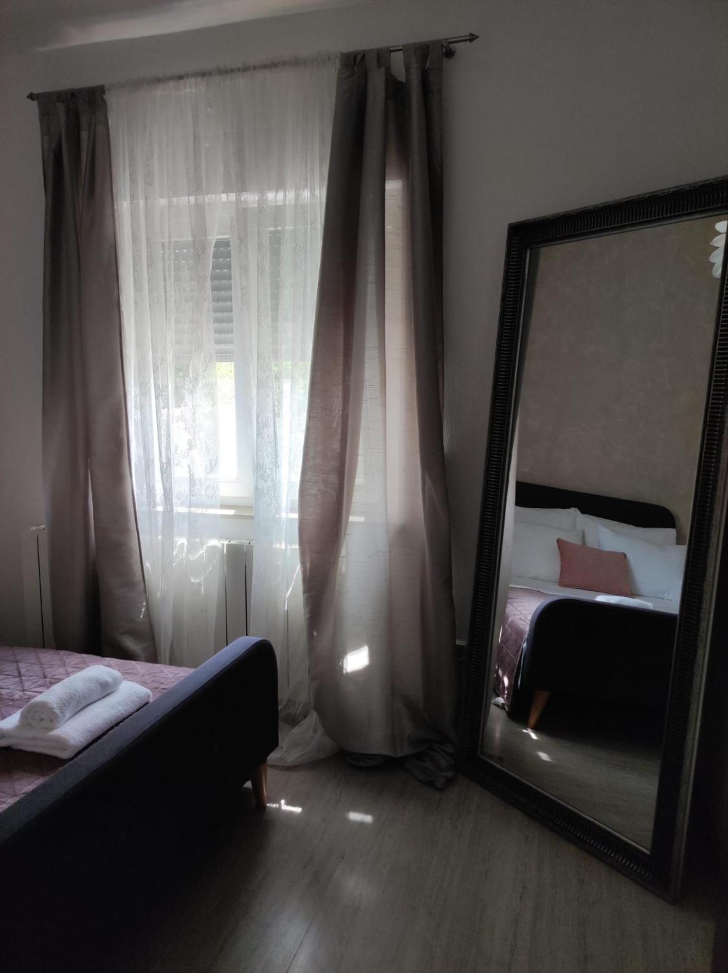 Apartman Debora Sa Privatnim Bazenom 풀라 외부 사진